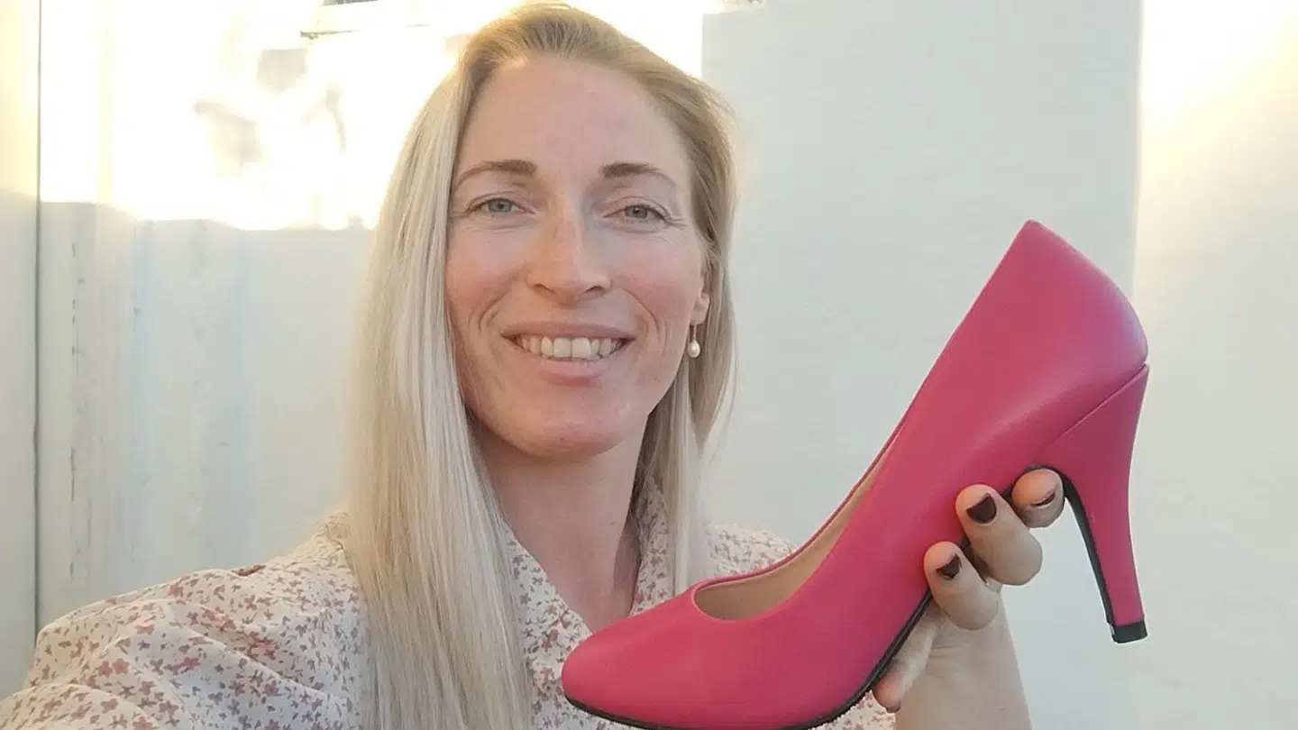 Sofie Andersen har store fødder. Og så var hun træt af, at det var umuligt at finde en pæn sko til en stor fod. Derfor løste hun selv problemet.