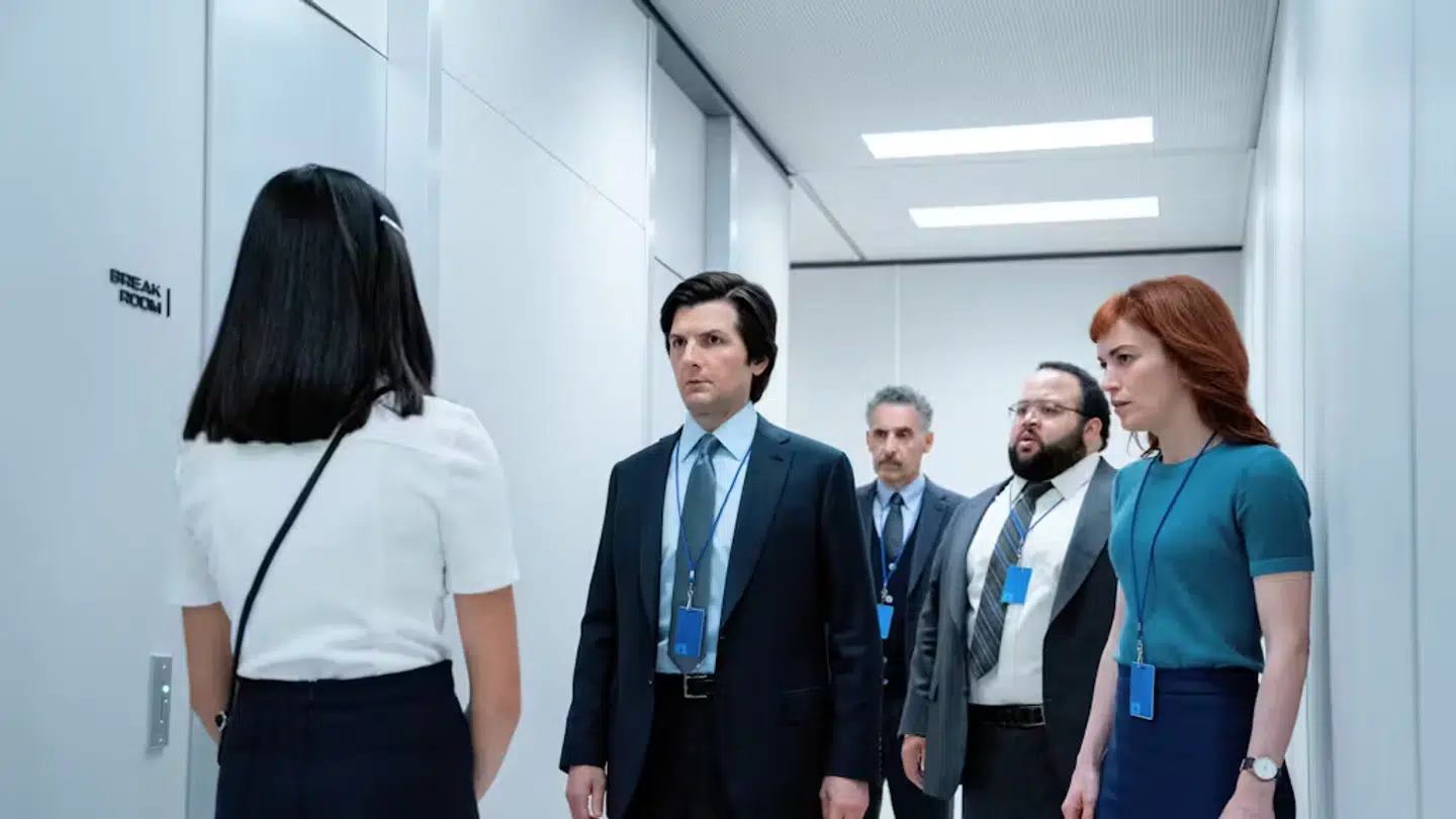 »Severance« er en thriller-tv-serie på Apple TV+ om et eksperimentelt arbejdssted, hvor medarbejdere får deres minder opdelt i to separate liv – et på arbejdet og et privat.