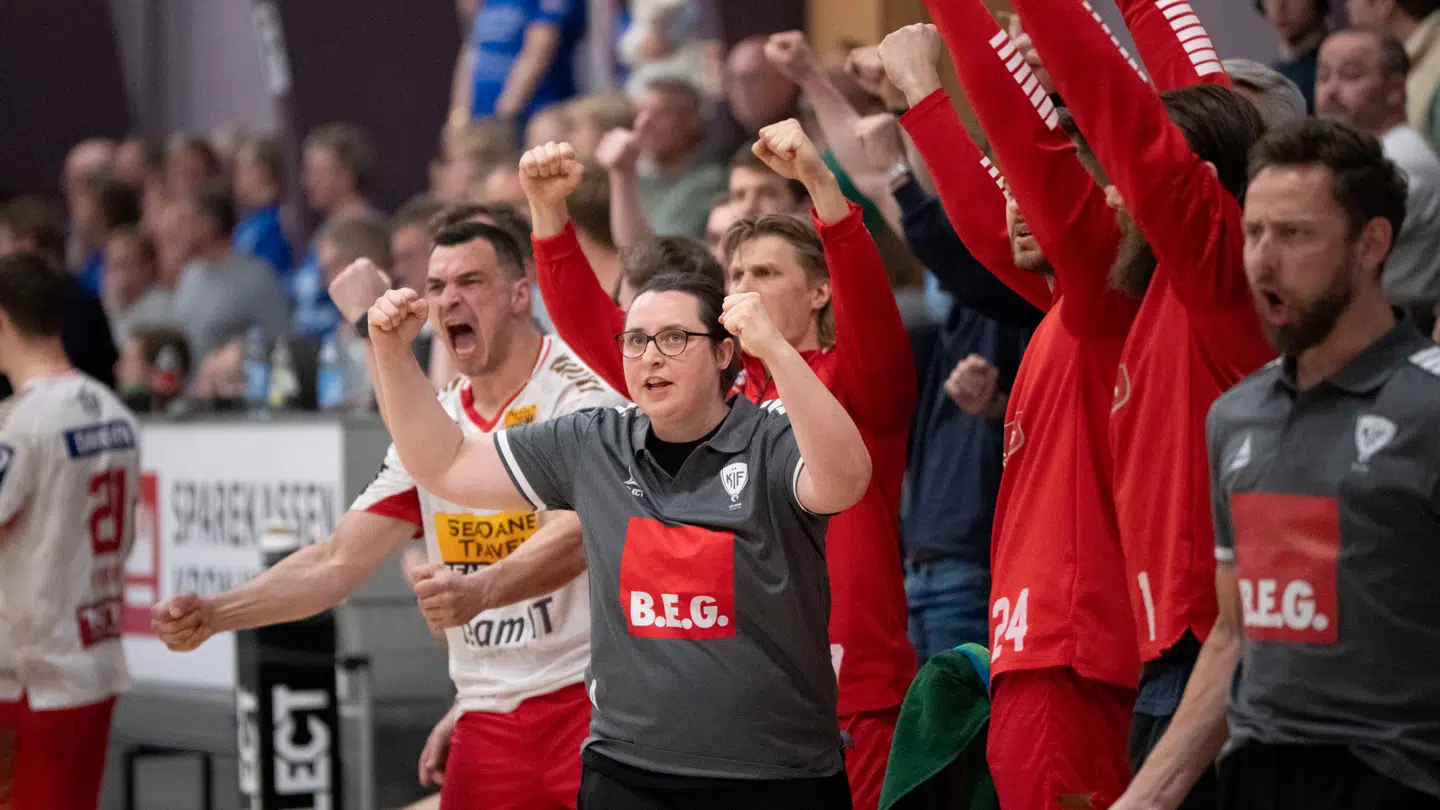 Cheftræner Julie Loop reagerer på KIFs bænk under kampen mellem Grindsted GIF og KIF Kolding. Et mål i sidste sekund af Kolding holdt liv i håbet om overlevelse.