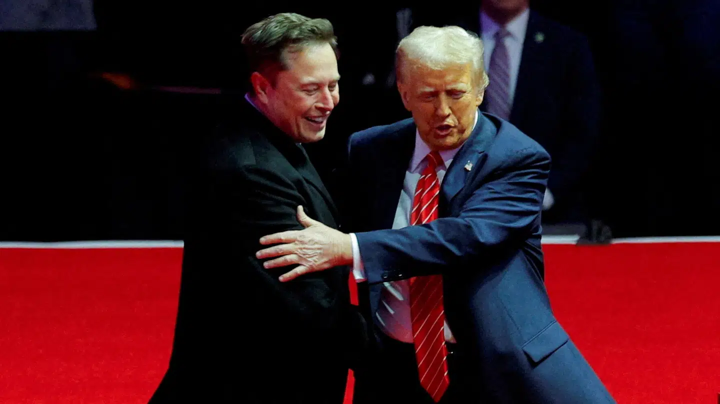 Elon Musk (tv.) er en stor støtte af Donald Trump og eksempelvis også af kampen mod woke, diversitet – og transkønnethed.