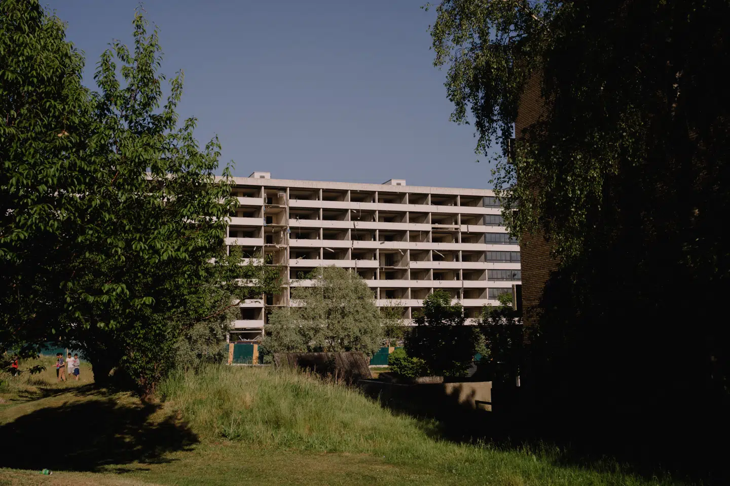 Vollsmose er med sine godt 5.000 beboere Danmarks største enkeltstående udsatte boligområde. Her holder flere af de mest toneangivende kriminelle familier til i Odense.