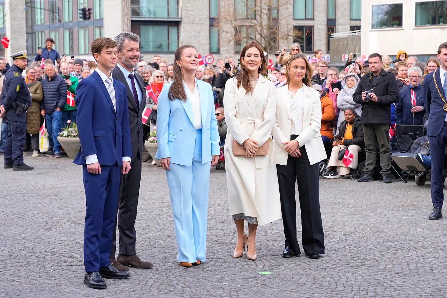 Prinsesse Isabella og familien tog opstilling foran fotograferne, før de gik ind på Aarhus Rådhus i april.