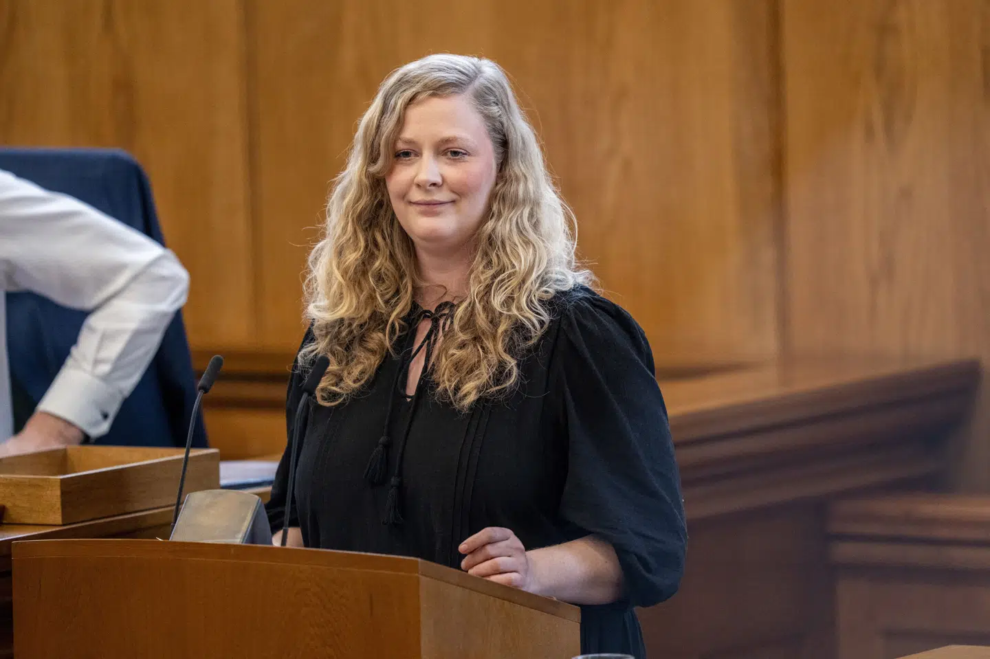 Forsvarsordfører Anne Valentina Berthelsen (SF) måtte svare på mange spørgsmål fra Enhedslisten og Alternativet under lovbehandling om Danmarks forsvarssamarbejde med USA.