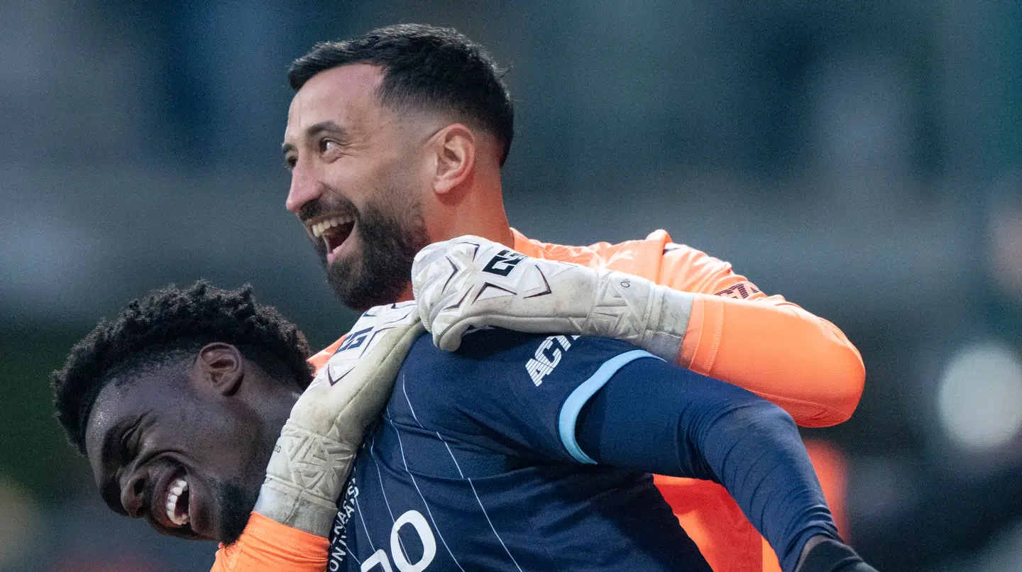 Mohamed Toure får en voldsom krammer af Paul Izzo.