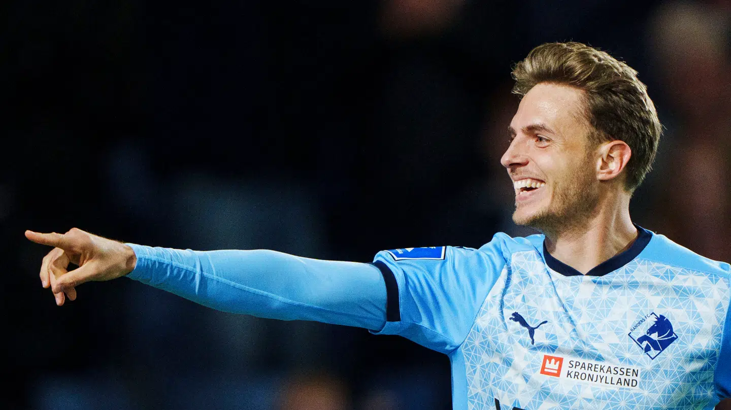 Daniel Høegh er bare perfekt i Izzos øjne.