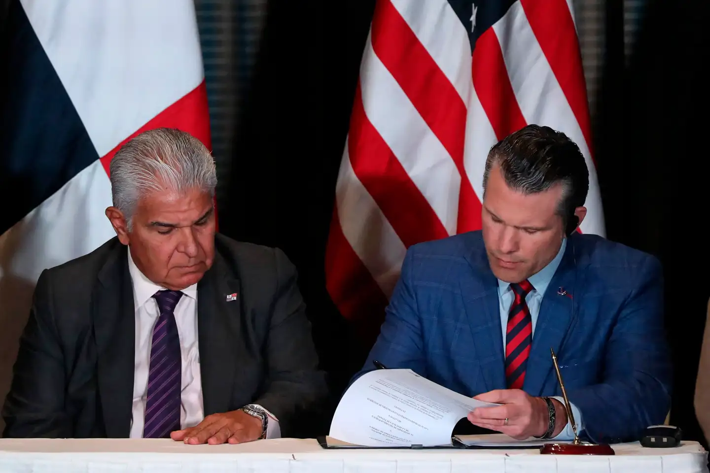 To underskrifter – spørgsmålet er, om aftalen om Panamakanalen kommer til at holde. Da Panamas præsident, José Raúl Mulino, og USAs forsvarsminister, Pete Hegseth, forleden underskrev aftalen mellem de to lande, var håbet stort.
