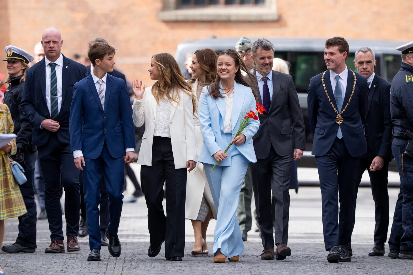 Prins Vincent, Prinsesse Josephine, Dronning Mary, Prinsesse Isabella og Kong Frederik X blev modtaget af Aarhus borgmester Anders Winnerskjold fredag ved Aarhus Rådhus.
