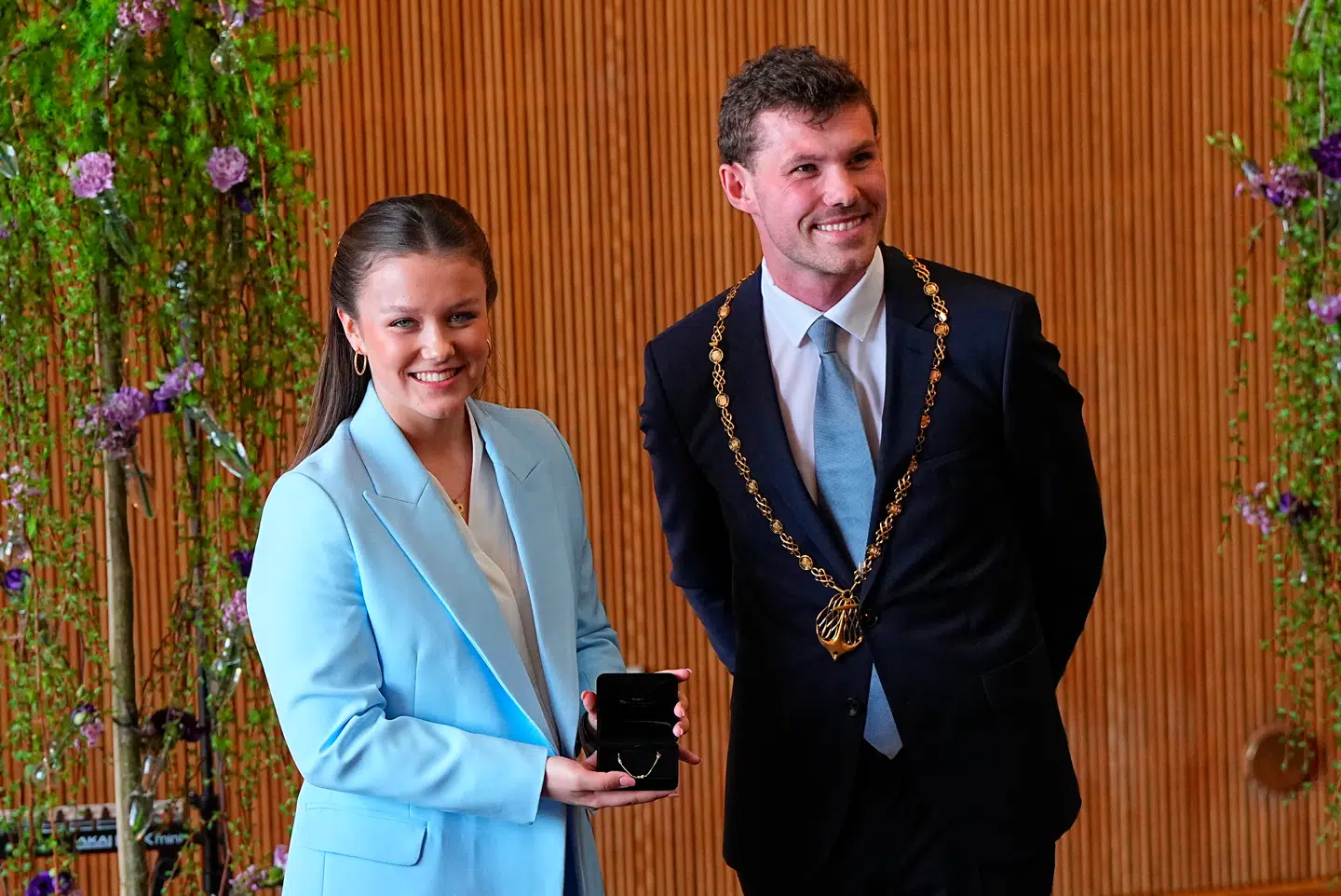 Prinsesse Isabella fremviser sin gave fra Aarhus - et guldarmbånd lavet af en lokal designer.