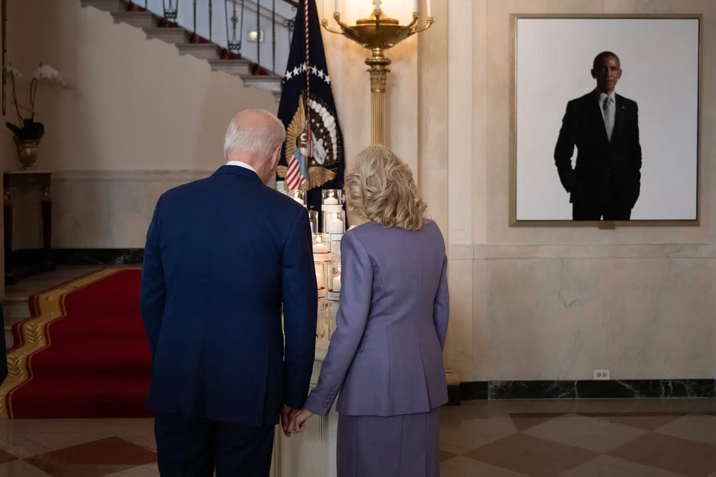 Den tidligere demokratiske præsident Joe Biden præsenterede portrættet af Barack Obama og placerede det ved hovedtrappen i Det Hvide Hus. Nu har den nuværende præsident, Donald Trump, flyttet det. (Arkivfoto).