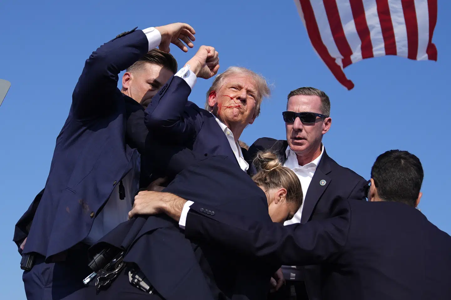 Præsident Donald Trump blev i juli sidste år udsat for et attentatforsøg under præsidentvalgkampen. Et nyt maleri portrætter attentatet, nogenlunde som det ses her. (AP Photo/Evan Vucci, File)