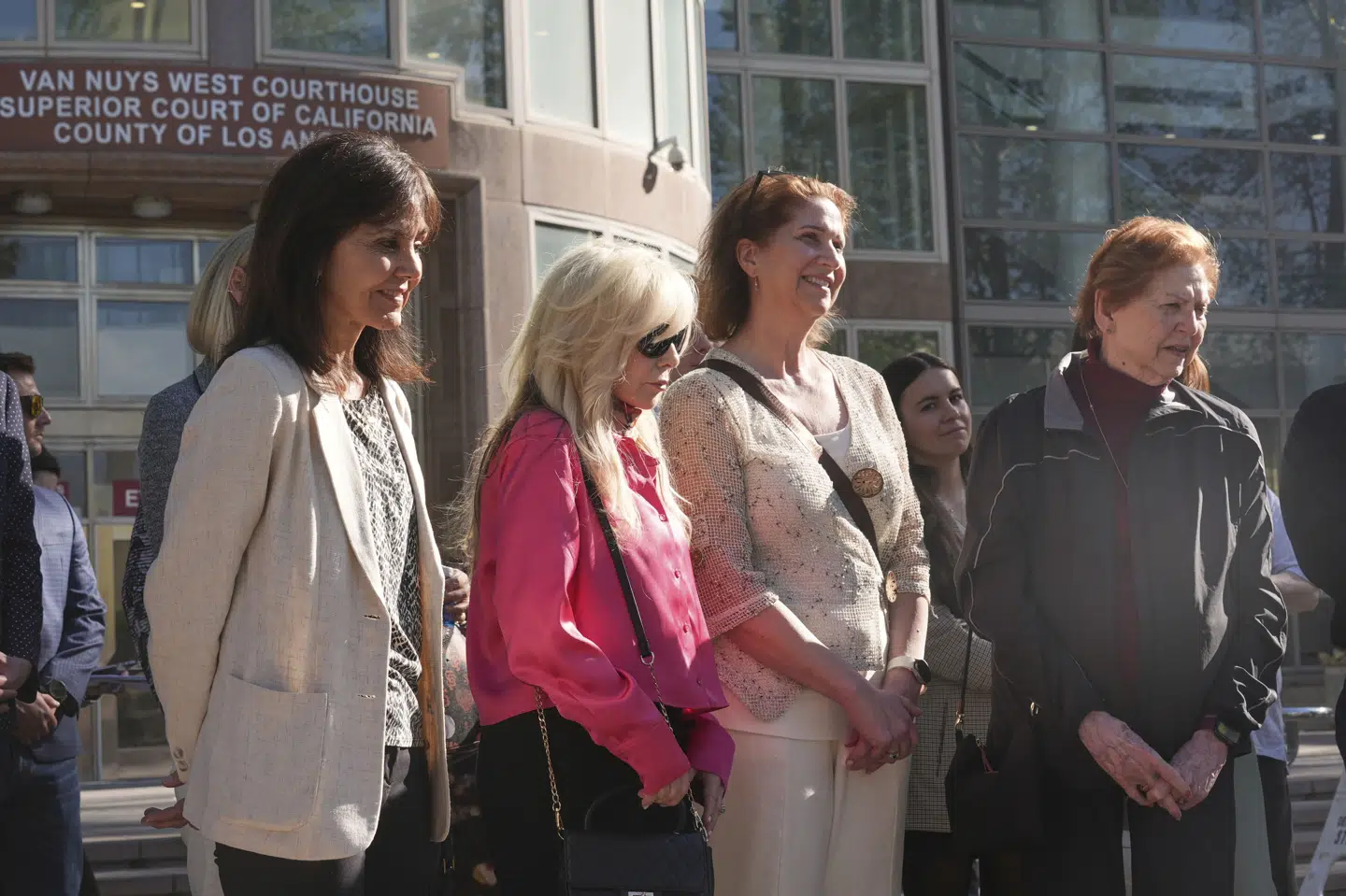 Menendez-brødrenes familiemedlemmer og støtter var tydeligt glade fredag, efter at en dommer besluttede, at brødrene kan få en ny dom i næste uge.