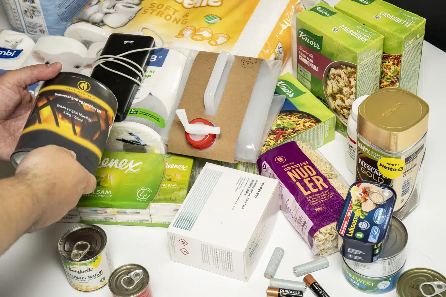 Beredskabsstyrelsen anbefaler blandt andet, at man har tre liter vand per person per døgn til rådighed og et lager af madvarer, der er langtidsholdbare og lette at tilberede. (Arkivfoto).