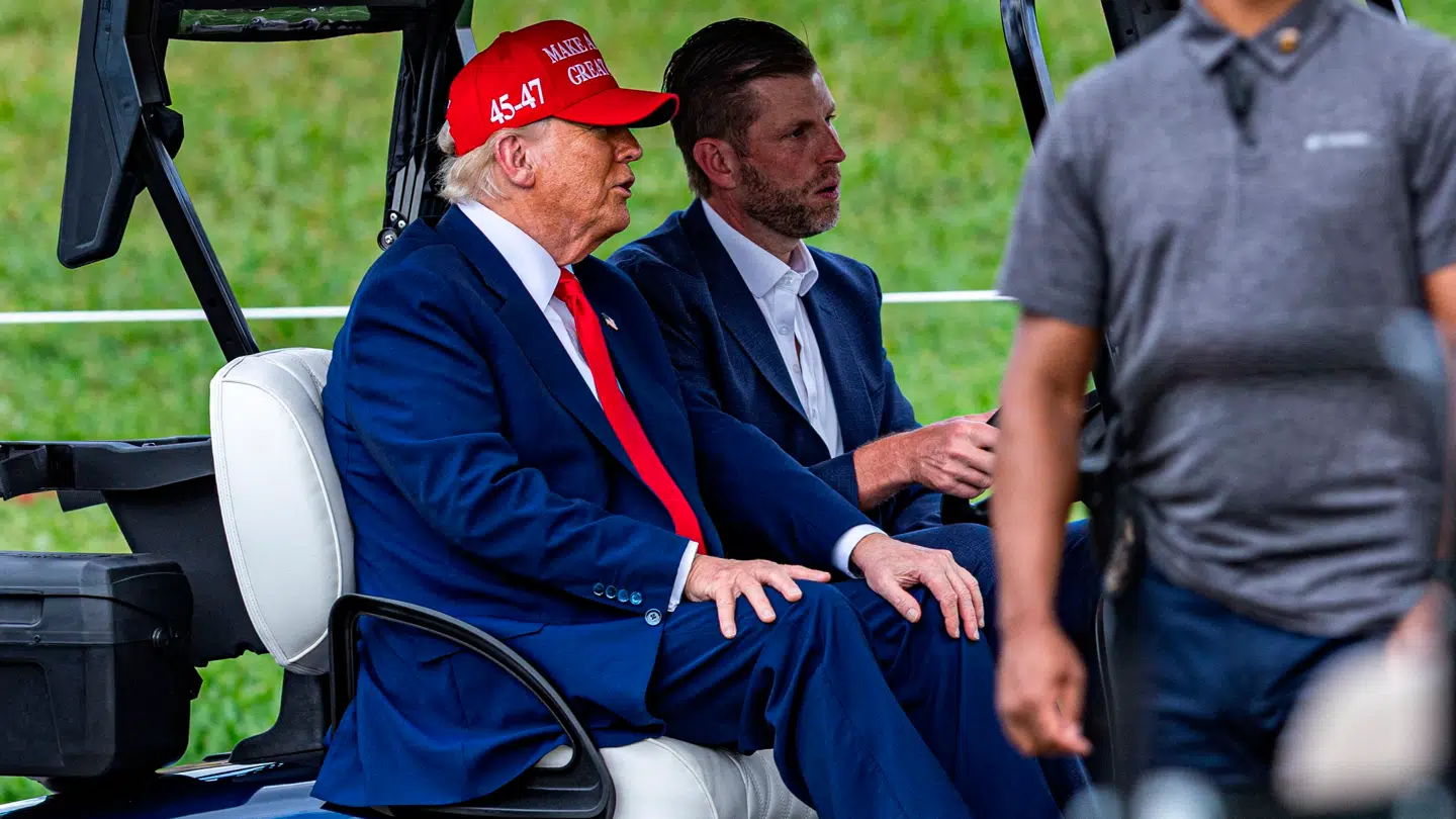 Donald Trump ankom til golfarrangementet med den velkendte 'Make America Great Again'-kasket.