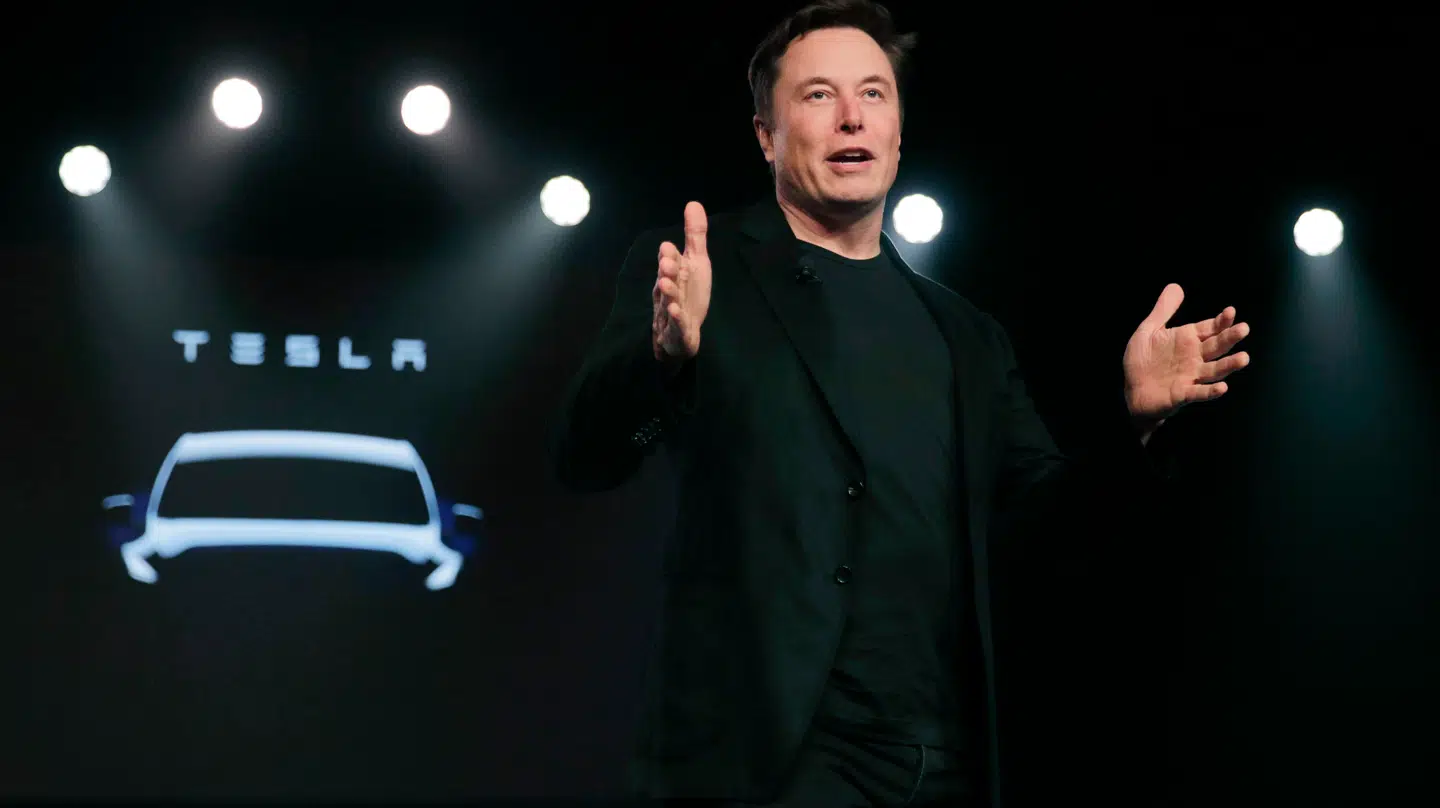 Elon Musk til en præsentation af en ny Tesla model. Nu bliver to af Teslas modeller pillet af salgslisterne i Kina.