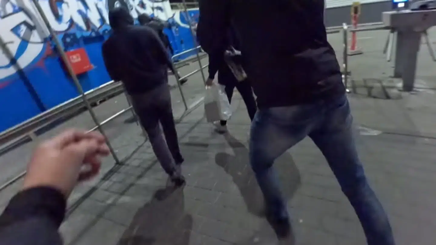 Her kan man se, at de maskerede Brøndby-fans bryder ind i Parken og maler graffiti.