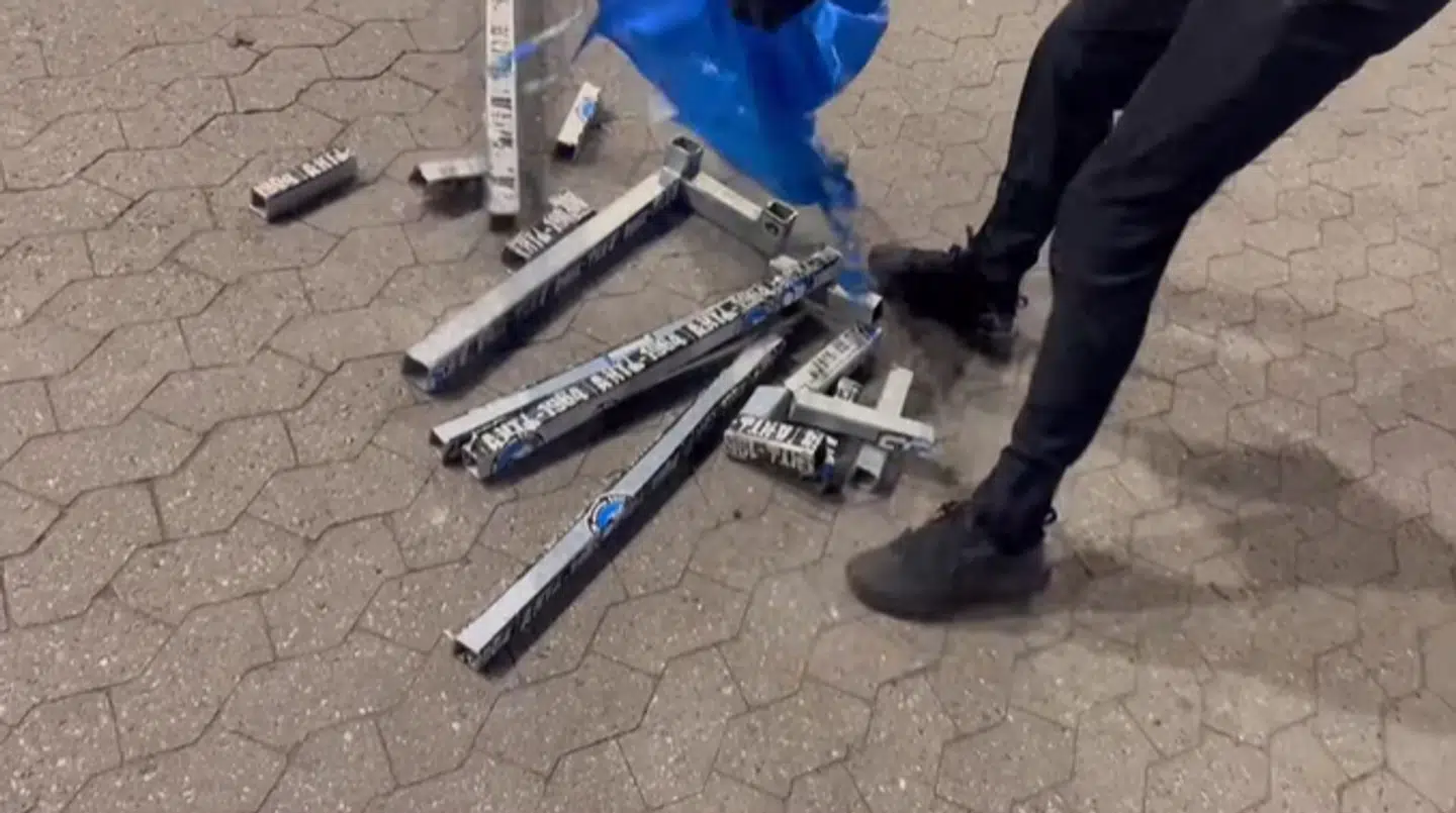 Her bliver de opskårede tårndele hældt ud foran Parken.