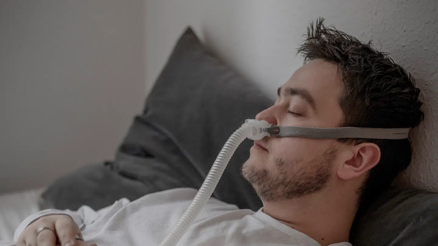 Man behandler typisk søvnapnø ved, at patienten sover med en maskine, der hjælper dem med at trække vejret.