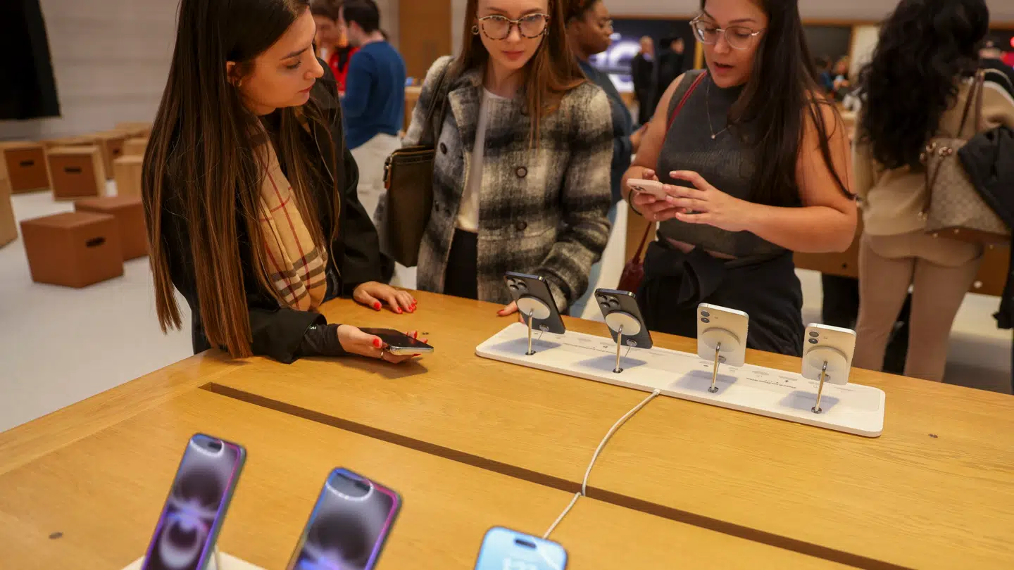 Amerikanerne hamstrer varer – herunder iPhones – i frygt for prisstigninger.