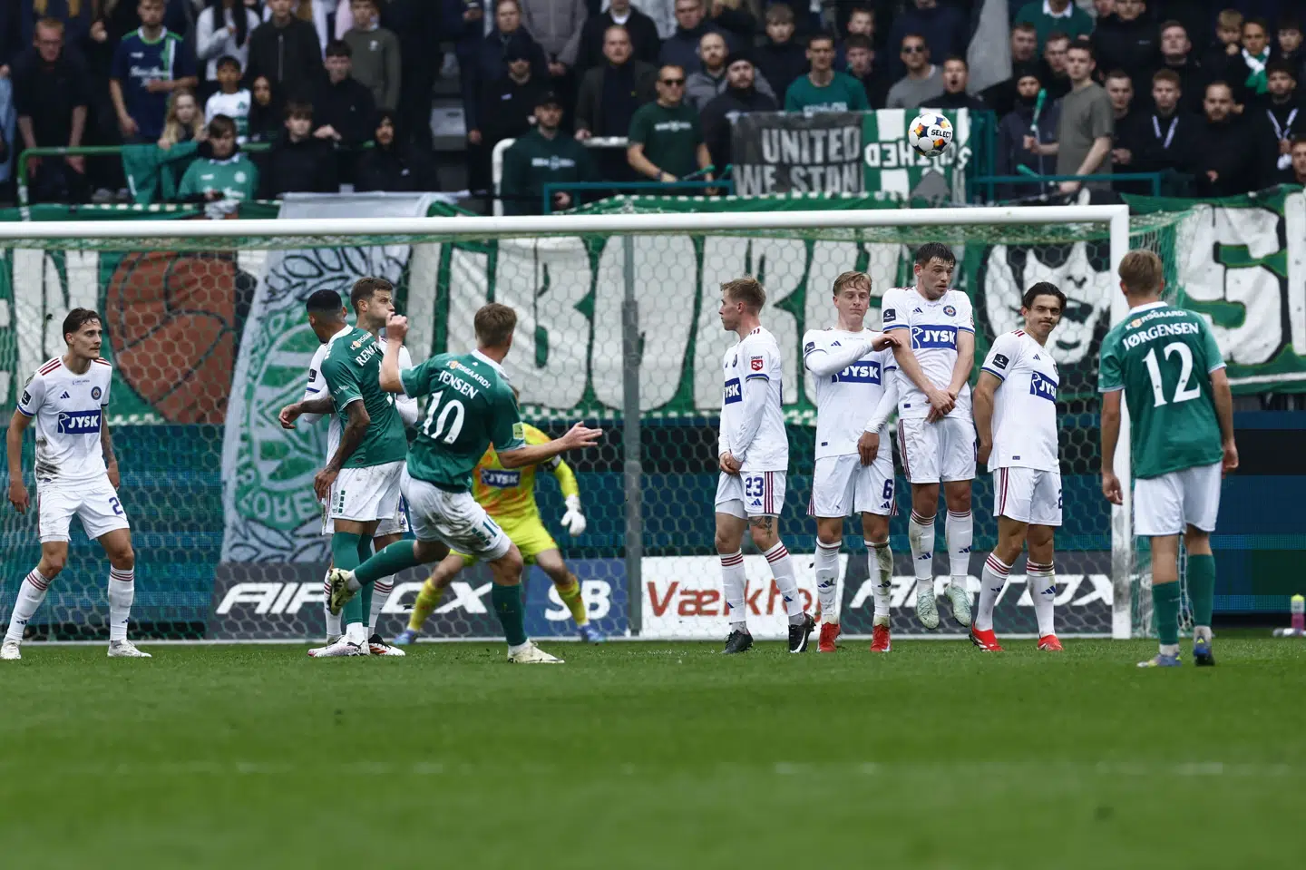 Isak Jensen smækker den første af to smukke frisparksscoringer i kassen mod Silkeborg.