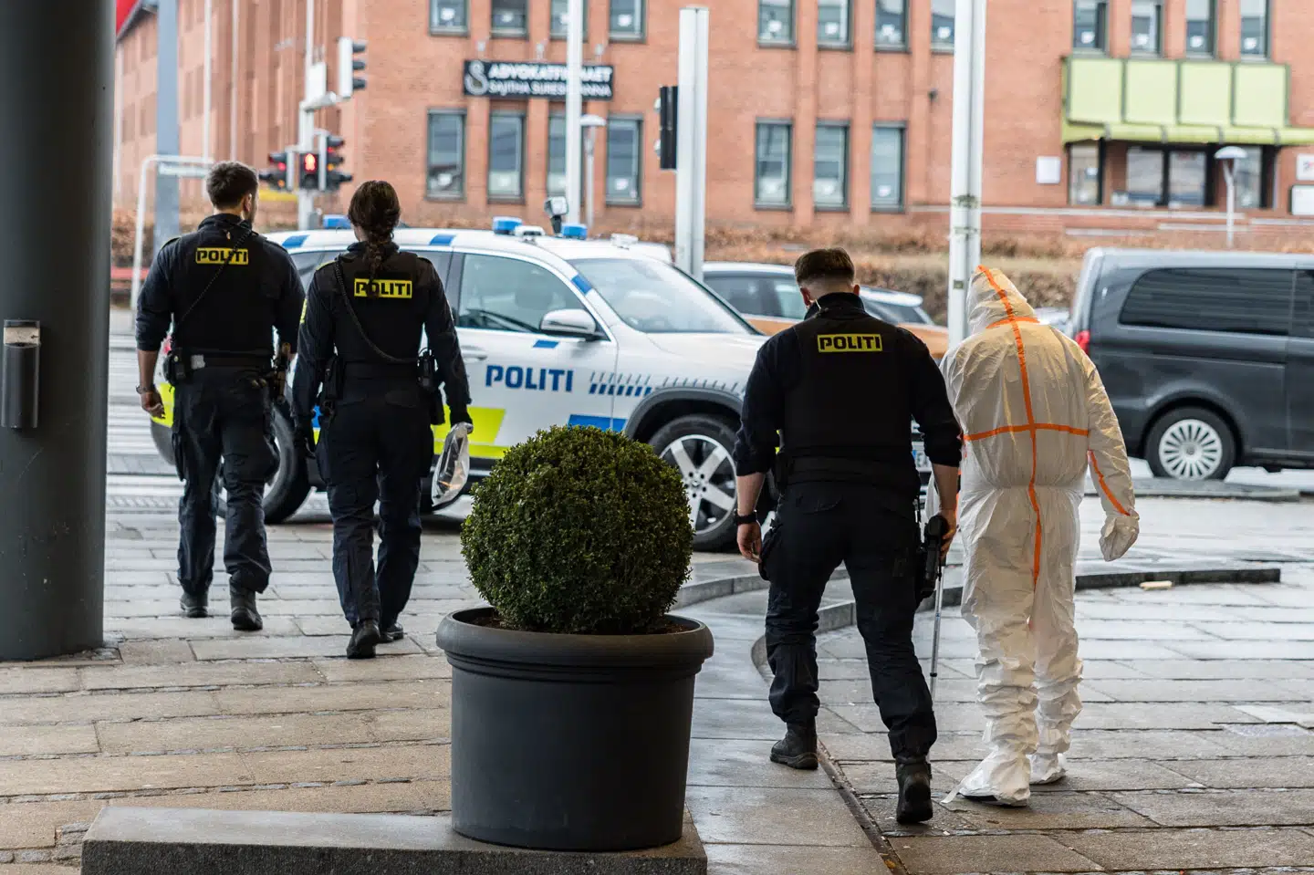Københavns Politi har søndag anholdt flere ved Glostrup Shoppingcenter. En person føres væk i DNA-dragt.