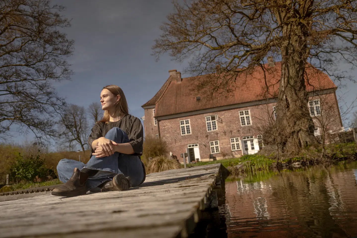 Det tog flere år, før Laura Brodersen lærte at holde af det slot, hendes forældre erhvervede sig i 2007. I dag elsker hun, som til daglig bor på kollegium i Skovshoved og læser på CBS, at komme hjem.