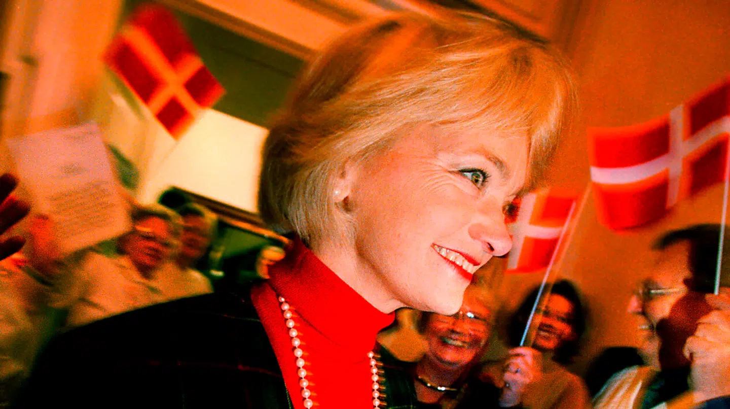 Pia Kjærsgaard i 1997 der glædede sig over Dansk Folkeparti valgresultat. Her bliver hun fejret af partikolleger.