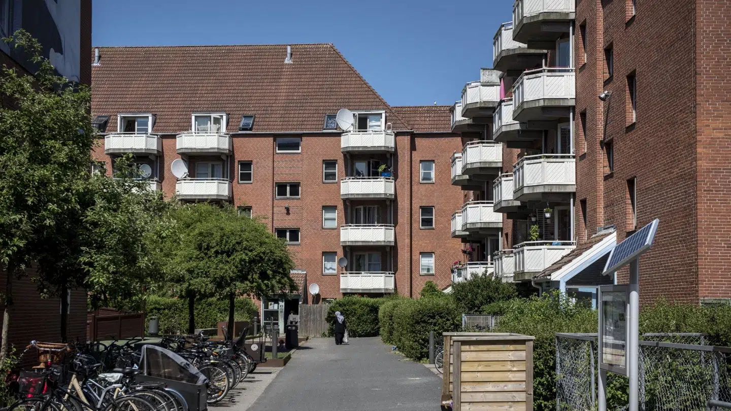 Ghettoplanens mål er at gøre de såkaldte ghettoer til almindelige boligområder uden for mange mennesker med sociale problemer som arbejdsløshed og kriminalitet. Her ses et billede fra Mjølnerparken i København. (Arkivfoto). Sofie Mathiassen/Ritzau Scanpix