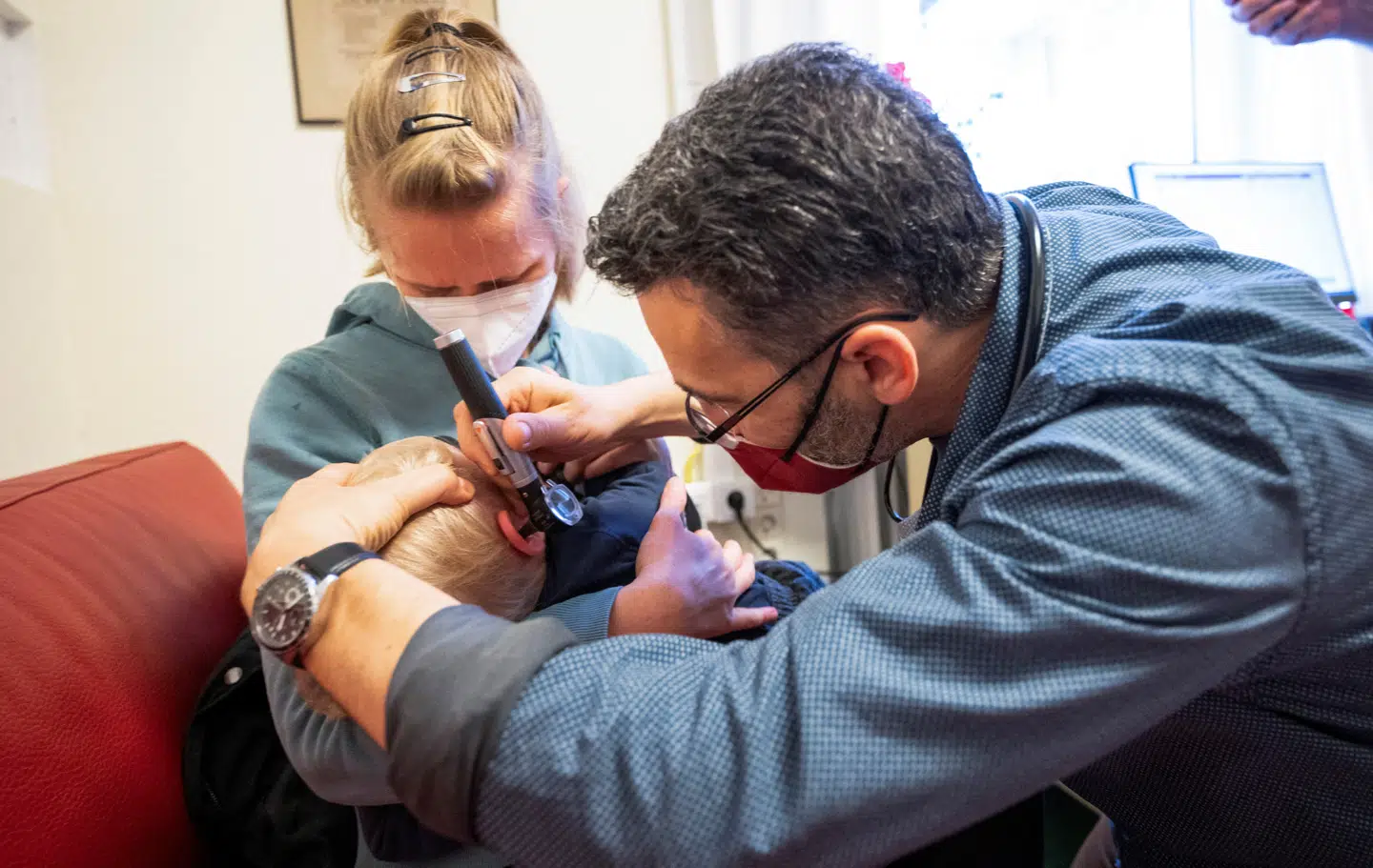 Stadig flere spædbørn i Danmark og nabolandene må behandles og indlægges efter en infektion med RS-virus, som kan føre til alvorlige luftvejslidelser. Nu lægges der op til en øget indsats for at forebygge smitte.