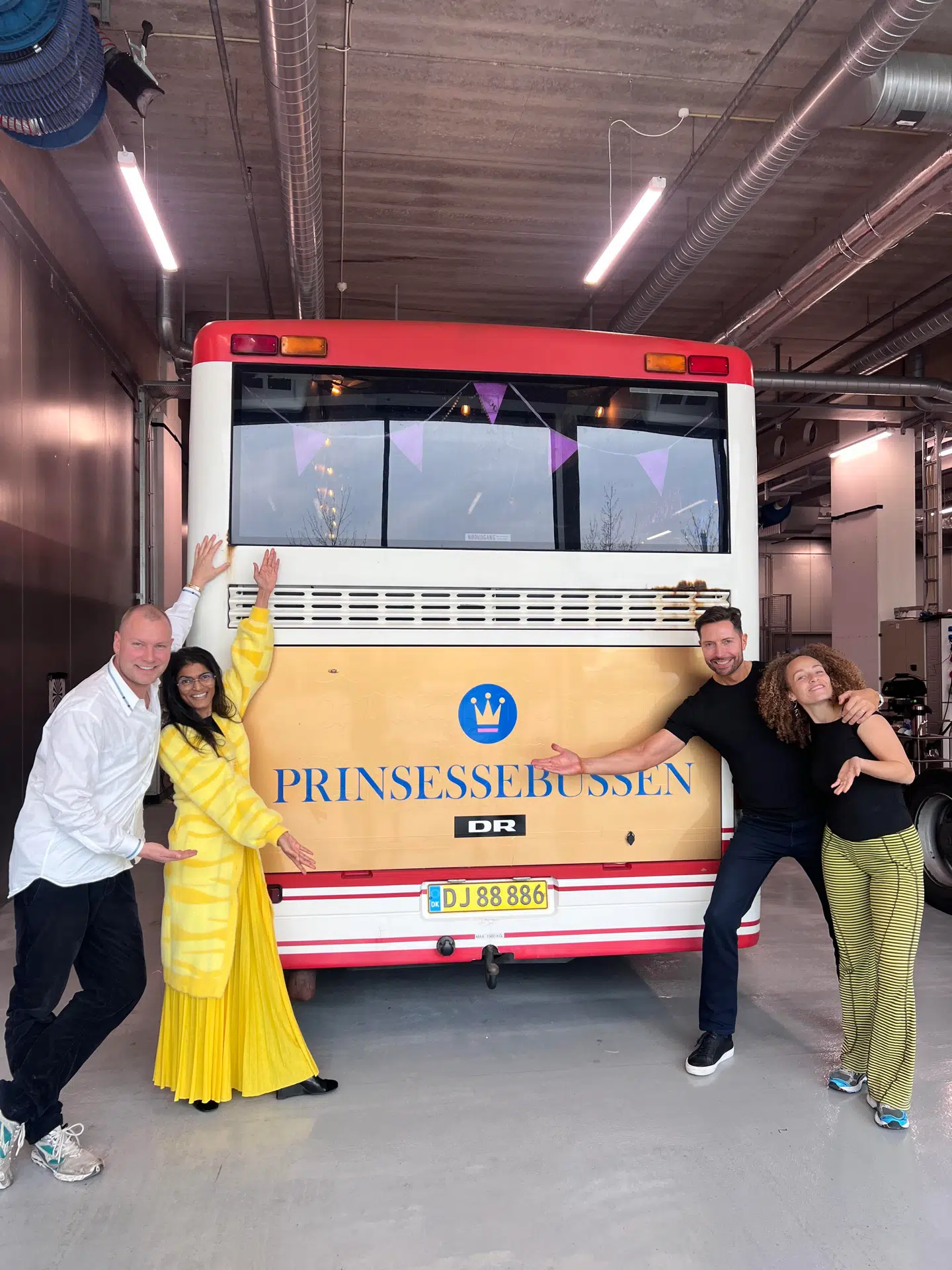 Kåre Quist, Ulla Essendrop samt P3-værterne Pelle Peter Jencel og Liva Manghezi foran DR's 'prinsessebus'.