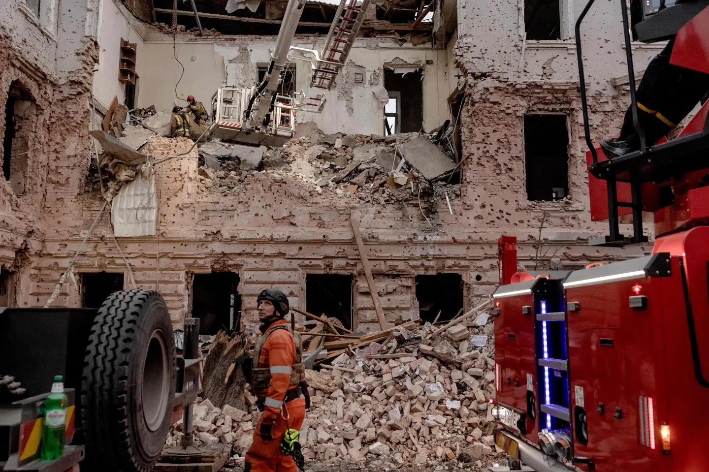 Ifølge Ukraine blev 34 personer dræbt i russiske angreb i byen Sumy søndag. Byen ligger omkring 30 kilometer fra grænsen til Rusland.