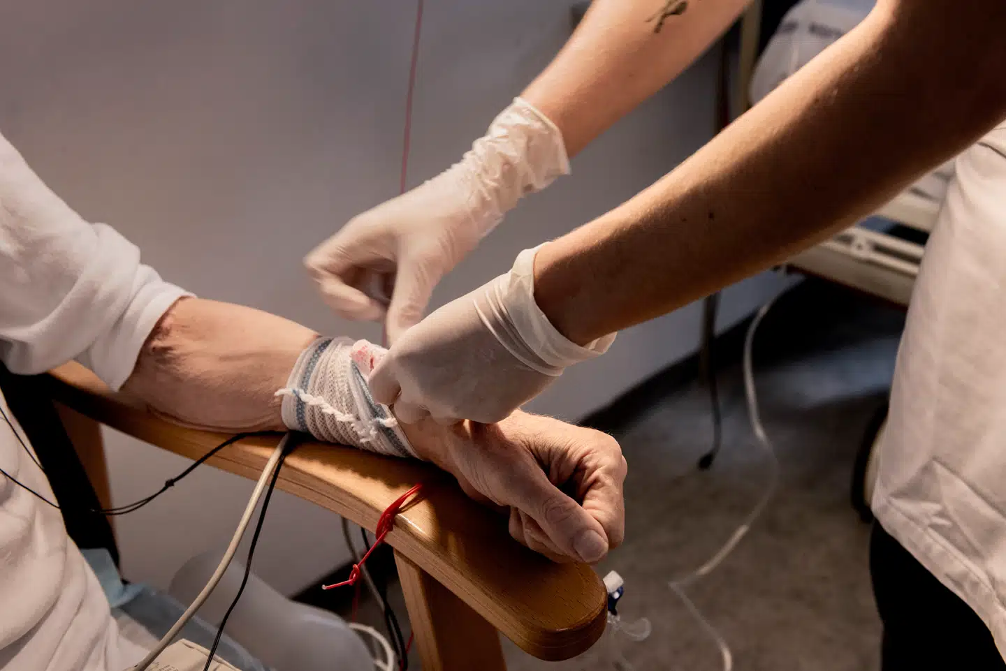 »Hver læge fokuserer på sit felt. Hver konsultation har sin afgrænsede varighed. For hvert nyt problem, får man en ny kontakt – men ingen samler trådene. Vi skal have en koordinerende sundhedsperson, der har ansvar for det tværfaglige overblik ved komplekse sygdomsforløb,« skriver Luise Hjortebjerg. Foto: Linda Kastrup