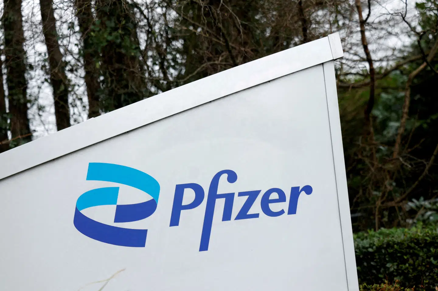 Det amerikanske lægemiddelselskab Pfizer har mandag stoppet udviklingen af et vægttabsmiddel. Det skyldes en leverskade hos en patient i et studie, som kan skyldes lægemidlet.