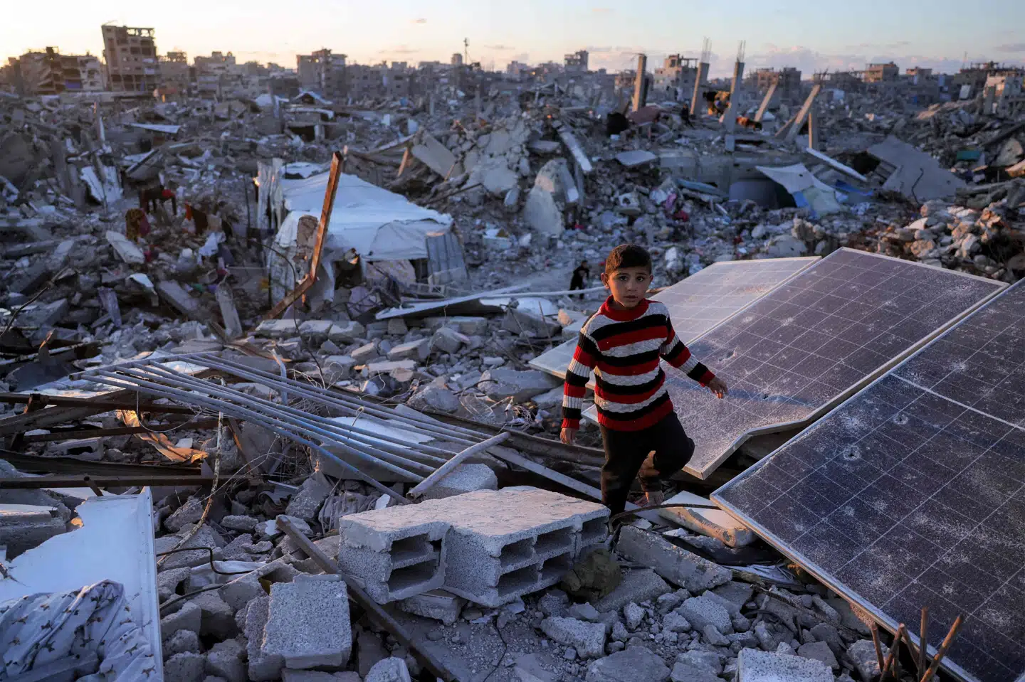 En dreng går gennem Jabalia i den nordlige del af Gazastriben, hvor Israel har genoptaget sin offensiv efter en våbenhvile tidligere på året.