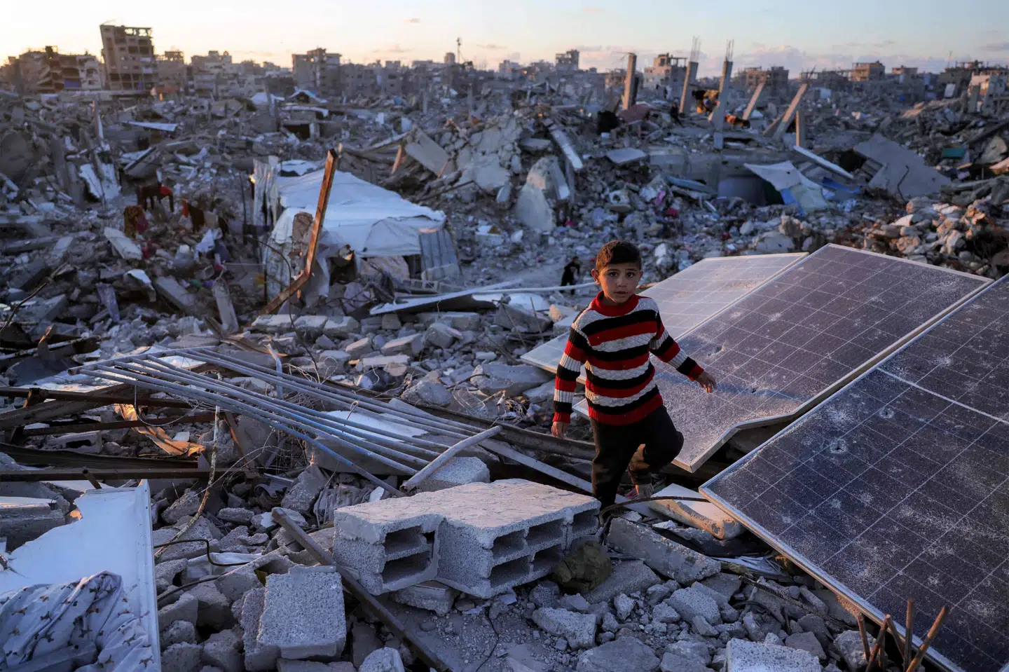 En dreng går gennem Jabalia i den nordlige del af Gazastriben, hvor Israel har genoptaget sin offensiv efter en våbenhvile tidligere på året.