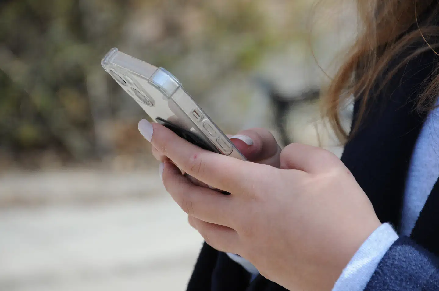 Smartphones og bærbare computere kan bruges som springbræt ind i andre systemer. Af frygt for spionage skal EU-topfolk derfor nu lade deres eget udstyr blive hjemme og i stedet medbringe helt basale mobiltelefoner og computere, hvis de rejser til USA.