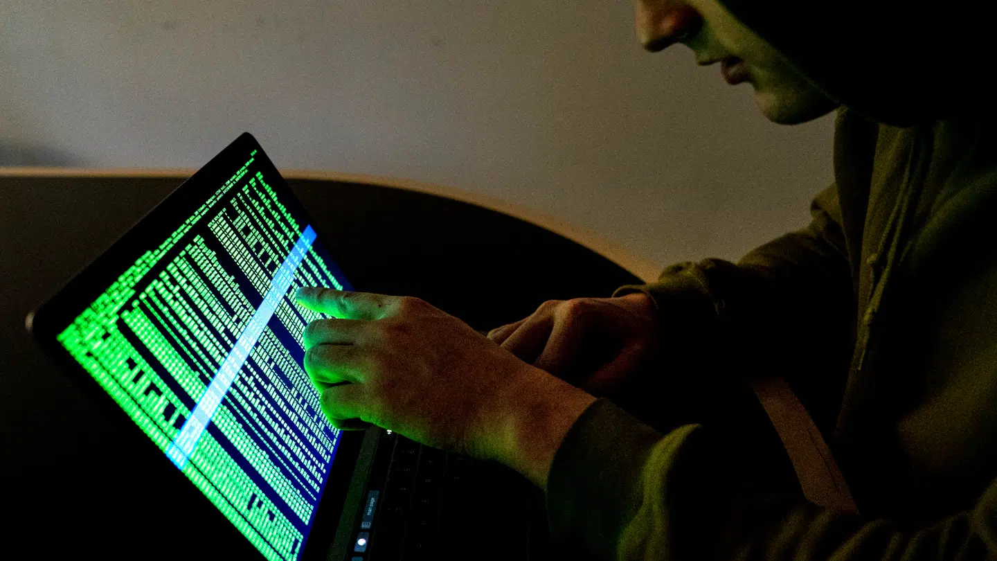 Under dække af at redde hende fra hackere tømte en svindler flere af Anna Thygesens konti.
