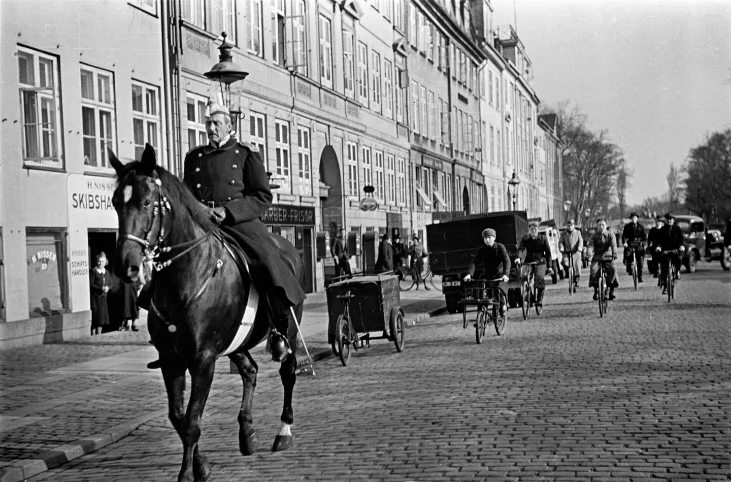 Kong Christian 10. på sin daglige ridetur gennem København. Billedet er taget 11. april 1940. Gik rytterkongen i virkeligheden forrest i tilpasningspolitikken over for Hitler? Absolut nej, siger historiker.