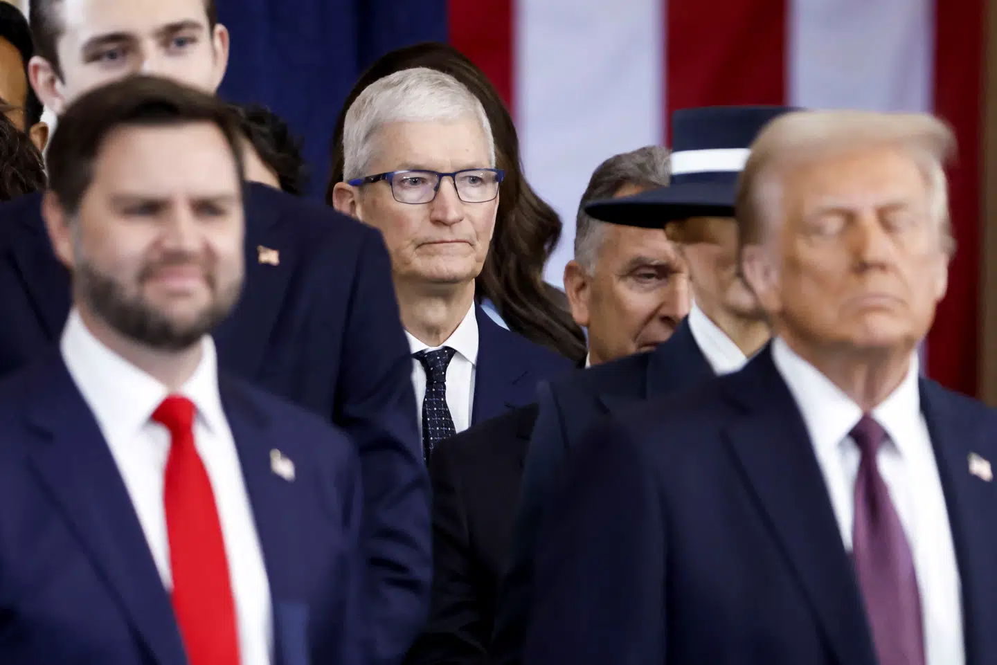 Apple-topchef Tim Cook (i midten) var en af mange topchefer for de amerikanske teknologigiganter, som deltog ved indsættelsen af Donald Trump som USAs præsident 20. januar. Tim Cook har kæmpet intenst for at undgå, at Apple rammes af Trumps straftold, og han har nu vundet lidt tid.