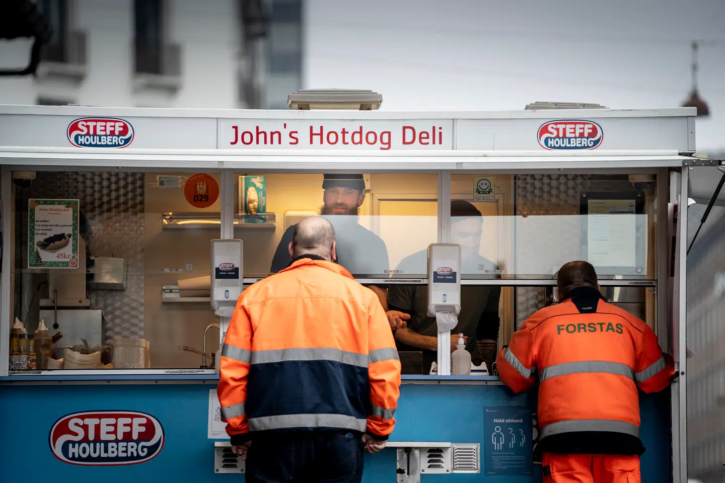 Pølsevognen John's Hotdog Deli ved Hovedbanegården i København. Ærkedansk, åbenbart. Foto: Mads Claus Rasmussen, Scanpix.