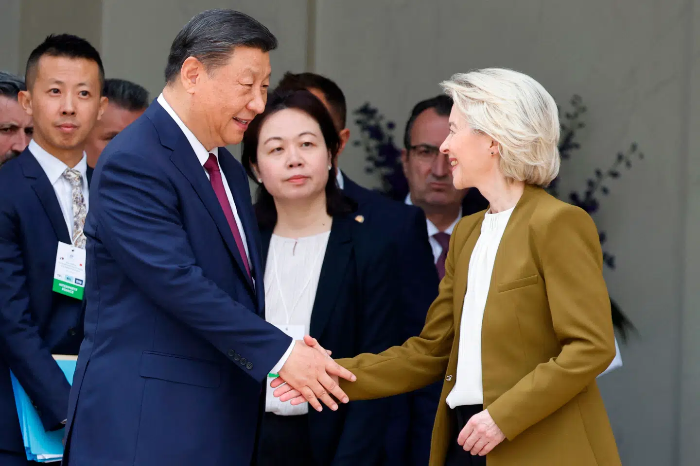 »I stedet for at springe i armene på det kinesiske diktatur, burde vi sætte alle sejl ind på at samle de frie demokratier i en ny fælles front,« skriver Anders Storgaard. Her ses Kinas præsident, Xi Jinping, med Ursula von der Leyen, formand for Europa-Kommissionen.