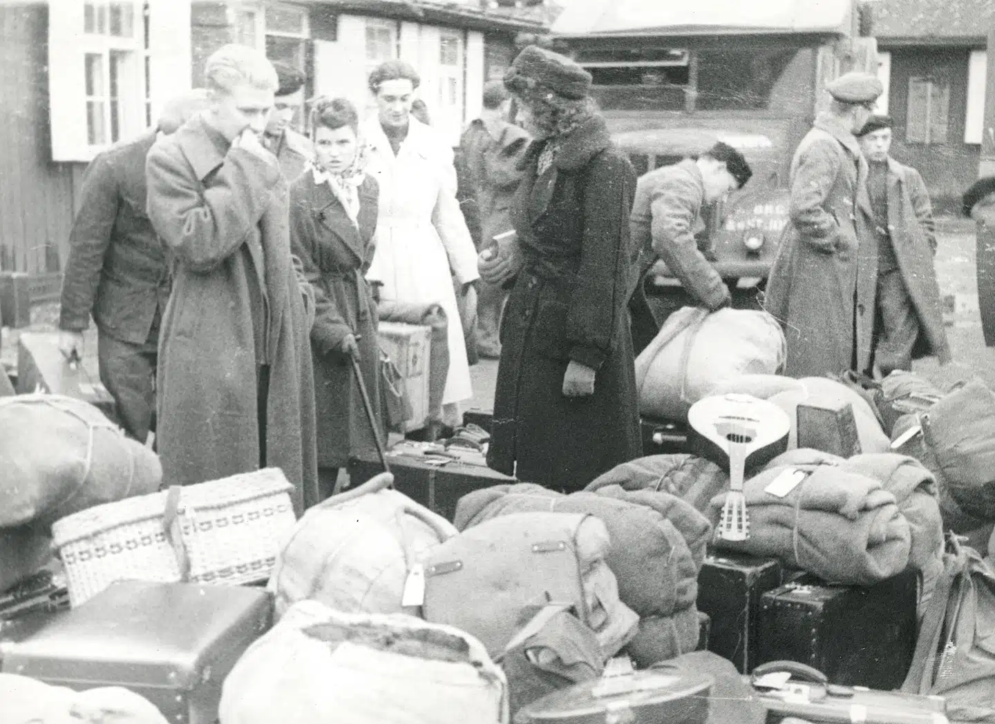 Mod slutningen af Anden Verdenskrig og i efterkrigstiden kom godt 6.000 baltiske flygtninge til Danmark. Bogen »Flugten fra Stalin« fortæller deres historie. På billedet ses baltiske flygtninge i en lejr i nærheden af København, 1945.