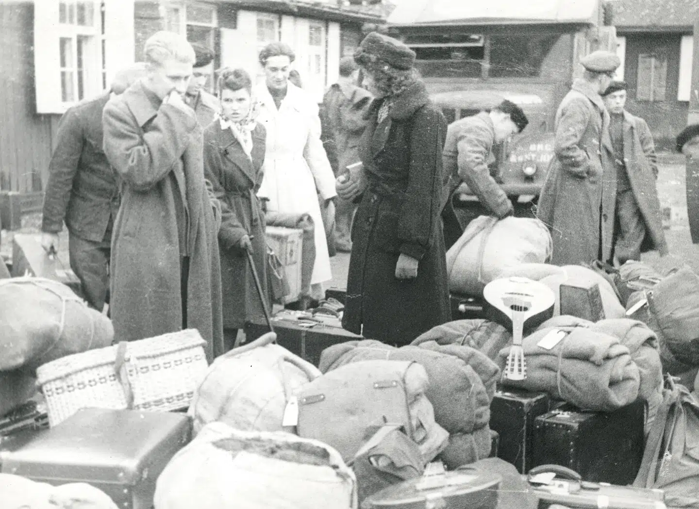 Mod slutningen af Anden Verdenskrig og i efterkrigstiden kom godt 6.000 baltiske flygtninge til Danmark. Bogen »Flugten fra Stalin« fortæller deres historie. På billedet ses baltiske flygtninge i en lejr i nærheden af København, 1945.