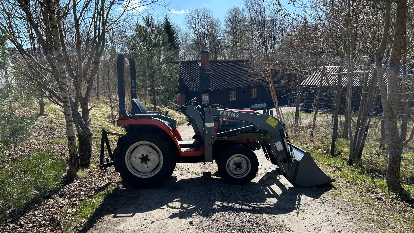 Indgangen til naturhotellet er i dag blokeret af en minitraktor, så man ikke kan køre ind på grunden.