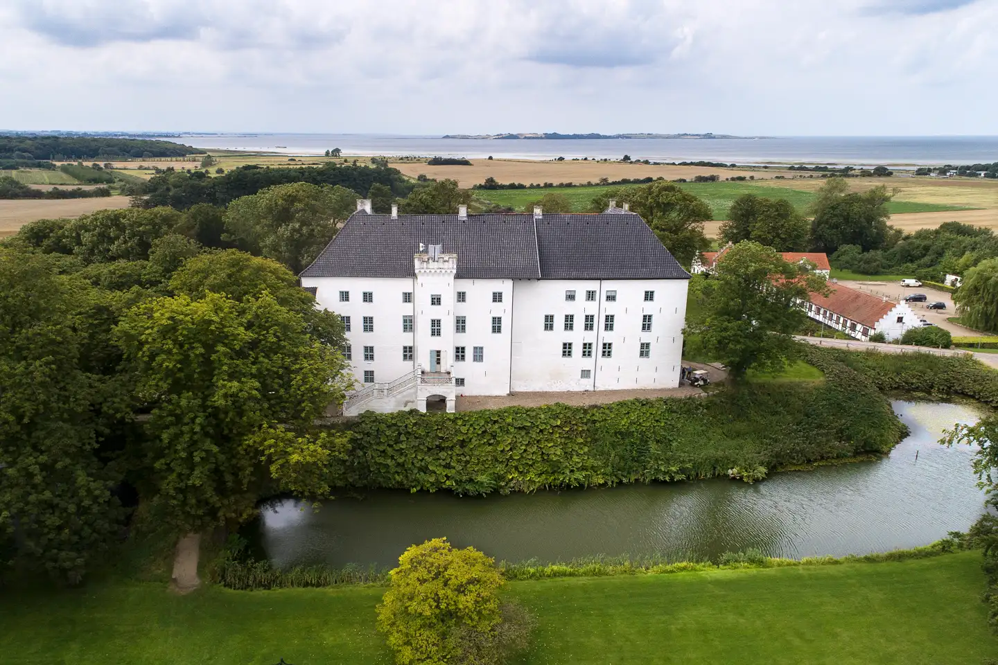 Dragsholm slot er blandt de hjemsøgte slotte og herregårde, der bliver omtalt i »Jagten på den hvide dame«. Men historien er ikke helt uden problemer.