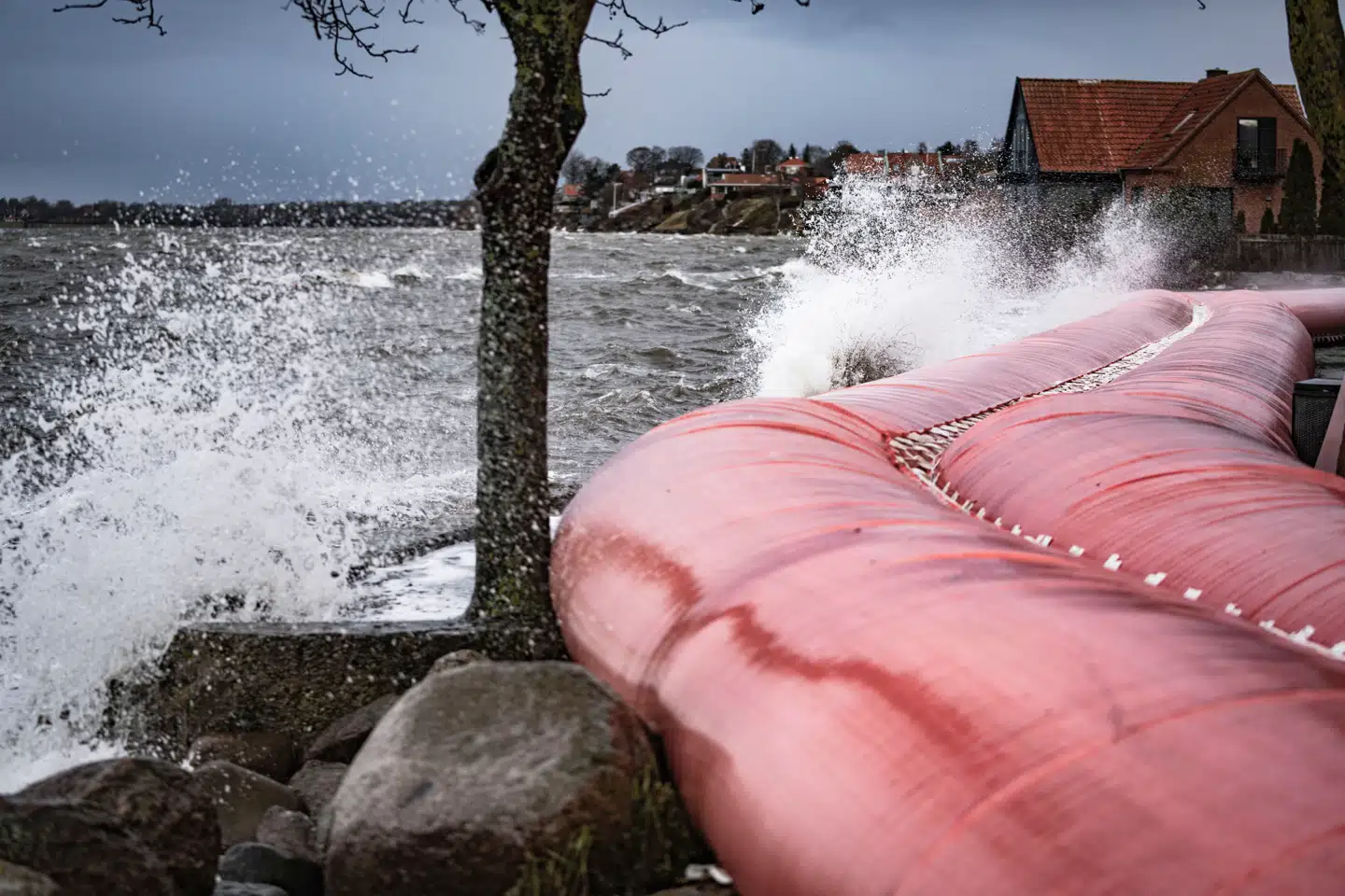 »Stormflodssikring skal betragtes som vital infrastruktur, ligesom veje og broer, og derfor skal finansieringen løftes i fællesskab,« skriver borgmestrene fra fire hovedstaskommuner i denne kommentar.