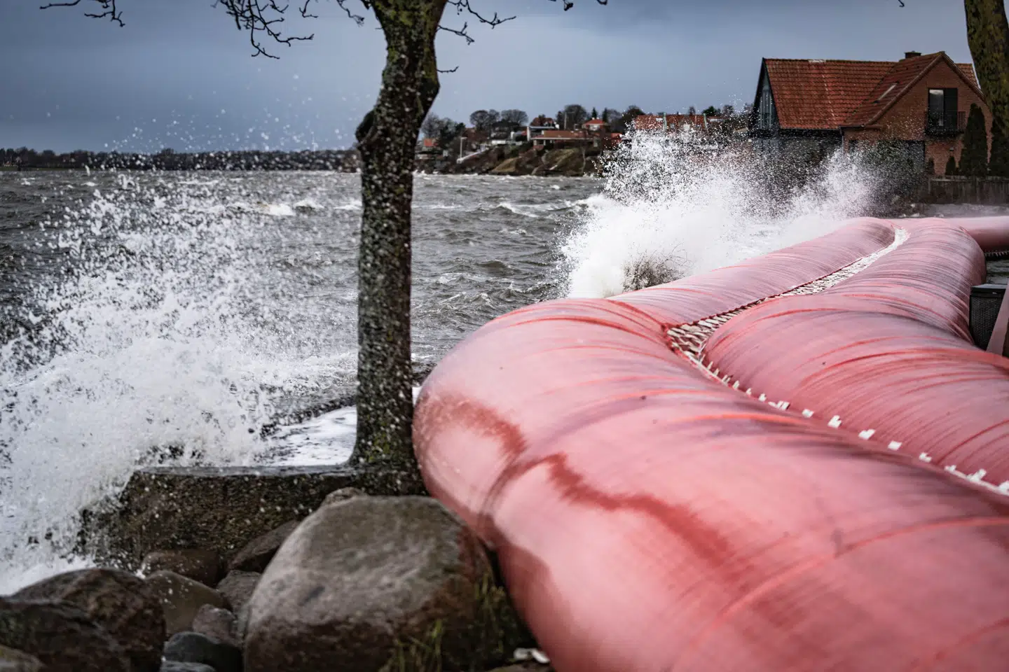 »Stormflodssikring skal betragtes som vital infrastruktur, ligesom veje og broer, og derfor skal finansieringen løftes i fællesskab,« skriver borgmestrene fra fire hovedstaskommuner i denne kommentar.