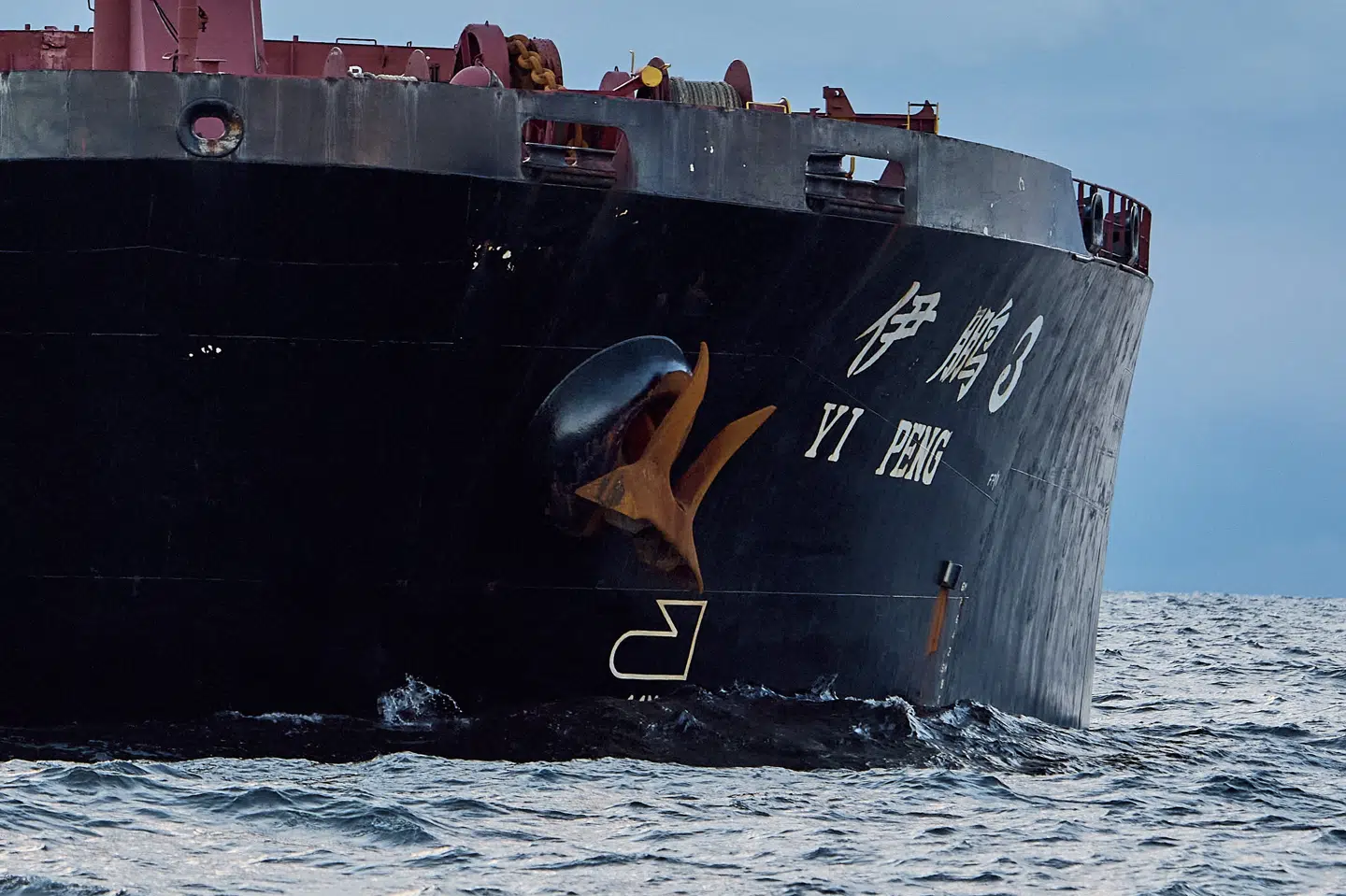 Skibet "Yi Peng 3" lå i en længere periode for anker syd for Anholt imellem Grenaa og den svenske by Halmstad. Svenske myndigheder har ikke kunnet bevise, at skibet med vilje ødelagde kabler på havbunden. (Arkivfoto).