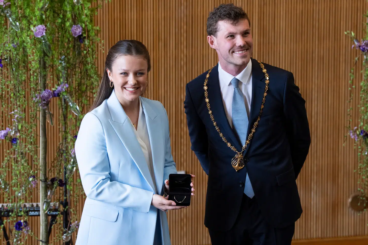 Aarhus' borgmester, Anders Winnerskjold, overrækker gaven fra Aarhus til Prinsesse Isabella, et guldarmbånd i 14 karat guld, der er lavet af den lokale guldsmed Trine Wilkens, under fejringen af Prinsesse Isabellas 18-års fødselsdag 11. april. Prinsessens rigtige fødselsdag 21. april.