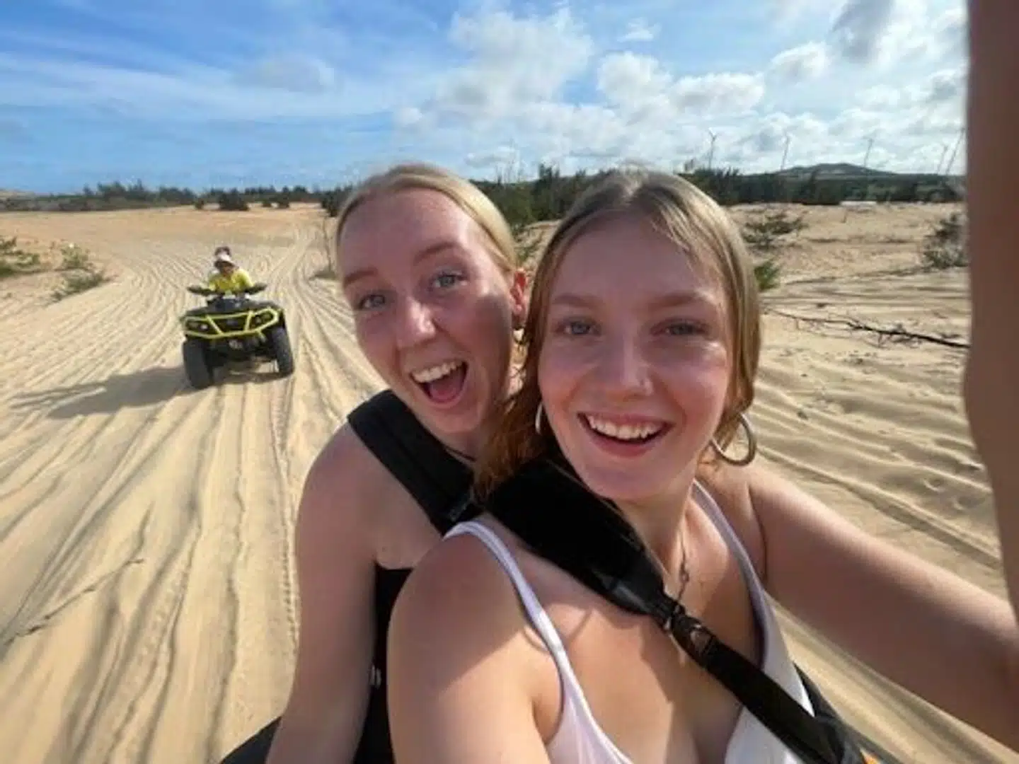 Freja Vennervald Sørensen (forrest i billedet) og Anne-Sofie Ørkild Coyman på den rejse, de havde sparet op til.