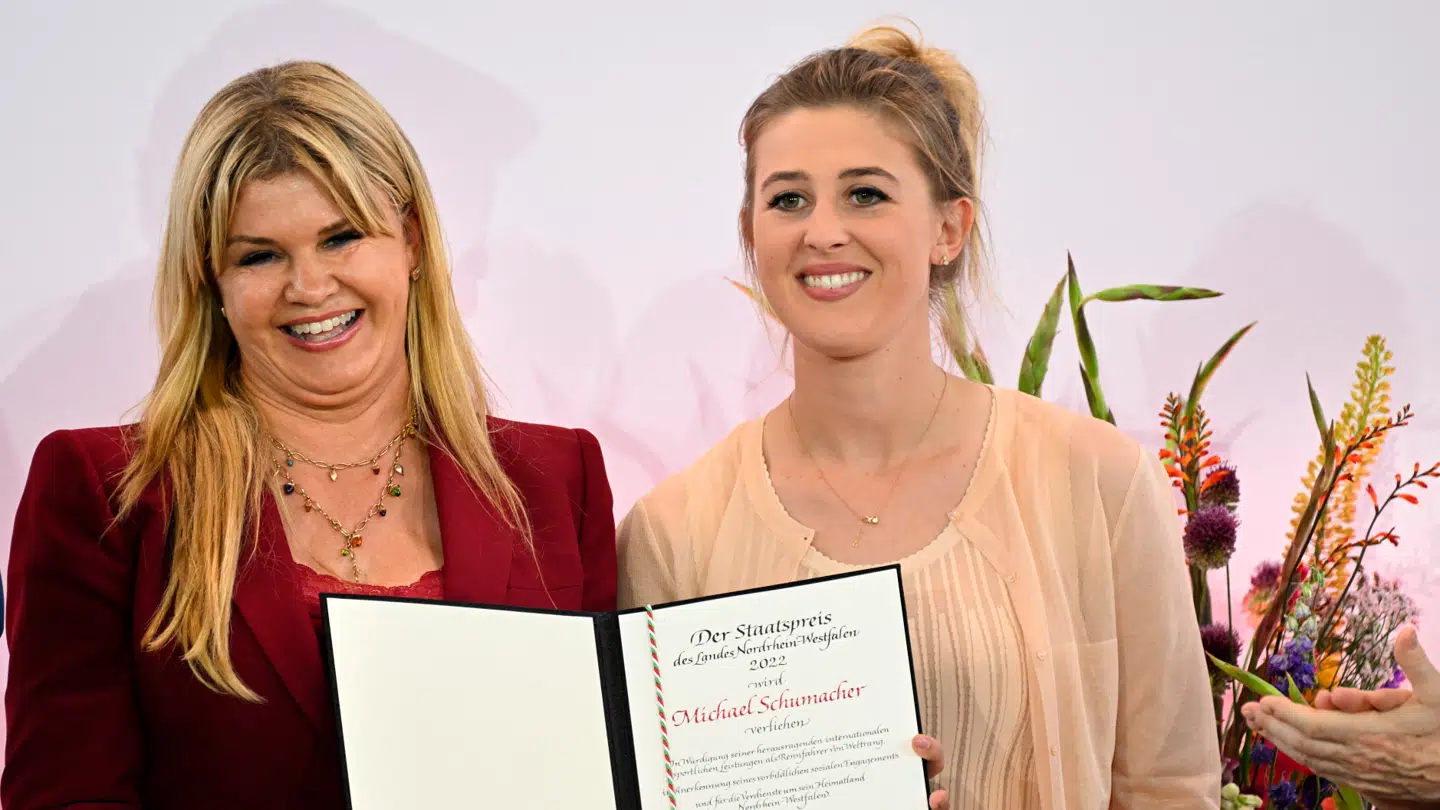 Det er datteren Gina Schumacher (th.), der har gjort Corinna og Michael Schumacher til bedsteforældre.